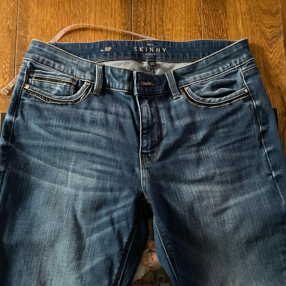 White House Black Market The Skinny jeans size 8P Medium Blue Zipped Ankles